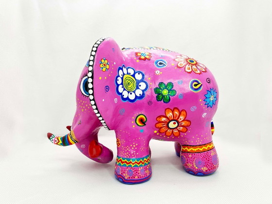 Image 1 of Una statuetta di elefante rosa in stile boho. Realizzata a mano dall'artista.