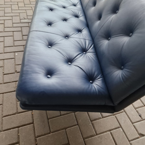 Image 1 of Artifort Kho Liang C684 blauw leren driezitsbank design bank gecappitioneerd