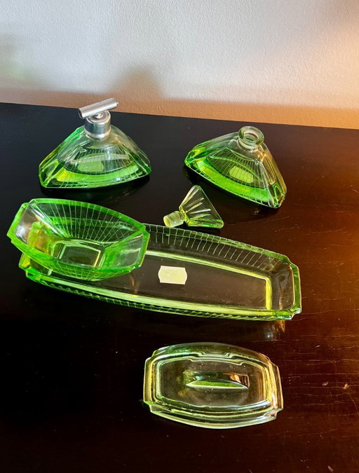Ensemble de toilette Art Déco en verre à l'uranium de 4 pièces (vers 1930)