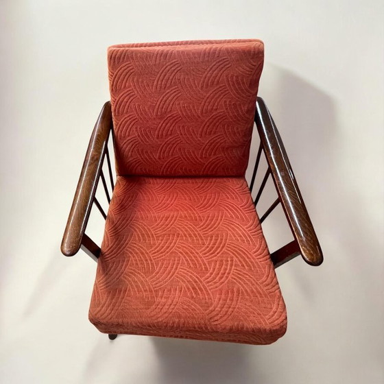 Image 1 of Fauteuil cocktail/lounge vintage avec accoudoirs en noyer et revêtement en tissu rouge d'origine. Un classique des années 19