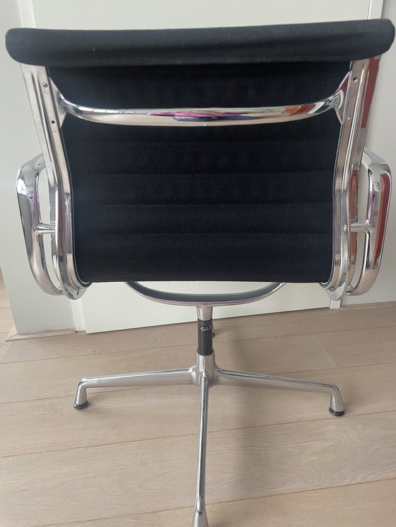 Image 1 of Drehbarer Eames-Stuhl Vitra 90er Jahre