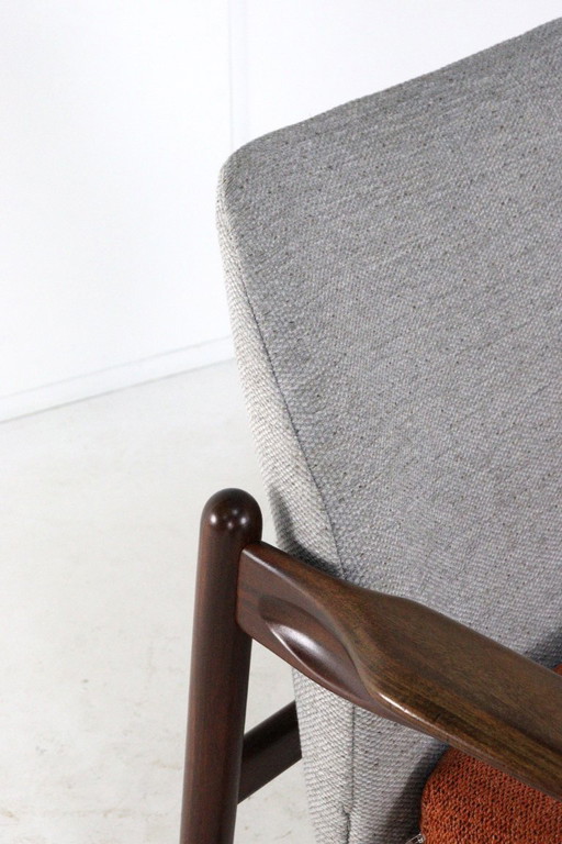 Poltrona Pro-Pos Hulmefa appena rivestita