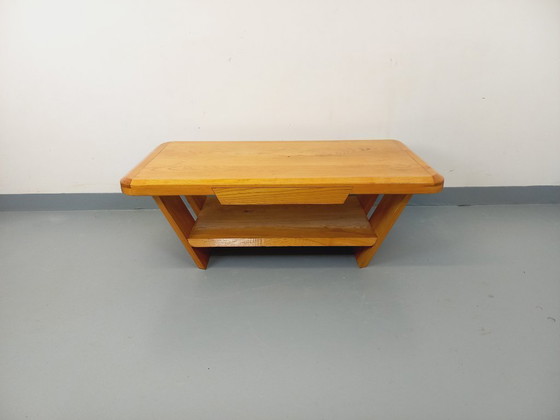 Image 1 of Vintage brutalistische rechthoekige salontafel van massief iepenhout met lade uit de jaren 70.