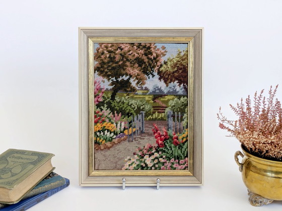 Image 1 of Ricamo vintage incorniciato con scena di giardino primaverile, arazzo da parete per arredamento in stile cottage.