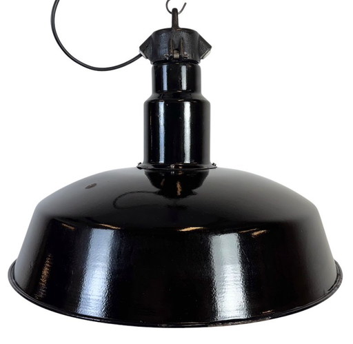 Gran lámpara industrial de fábrica, de esmalte negro, con parte superior de hierro fundido, década de 1950