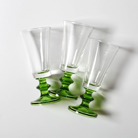 Ensemble de 3 verres à sherry vintage verts sur pied / Flûtes à liqueur rares du milieu du XXe siècle / (photo 6 of 8)