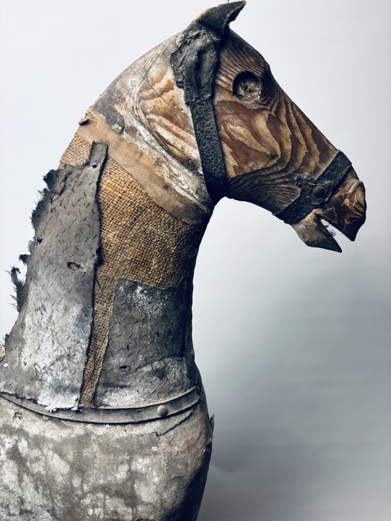 Image 1 of Antico cavallo da tiro in legno su slitta con rivestimento in tessuto e pelle – circa fine XIX/inizio XX secolo
