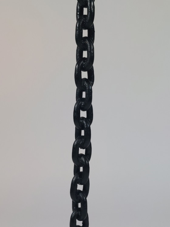 Candelabro da terra in stile brutalista con catena nera vintage. – Portacandele, Metal (photo 5 of 8)