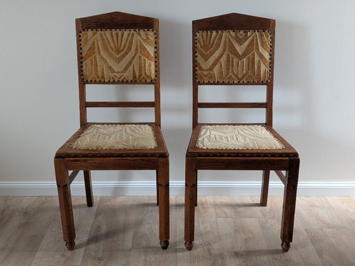 Een paar art-deco eetkamerstoelen van de Amsterdamse School – eikenhout en velours (jaren 1920/1930)