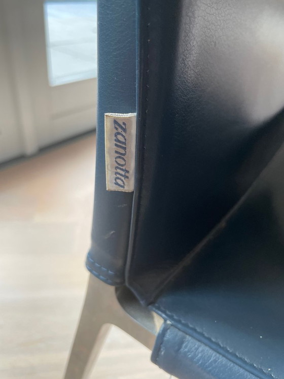 6 sedie di design Zanotta originali – pelle blu scuro – Sedie da pranzo (photo 4 of 6)