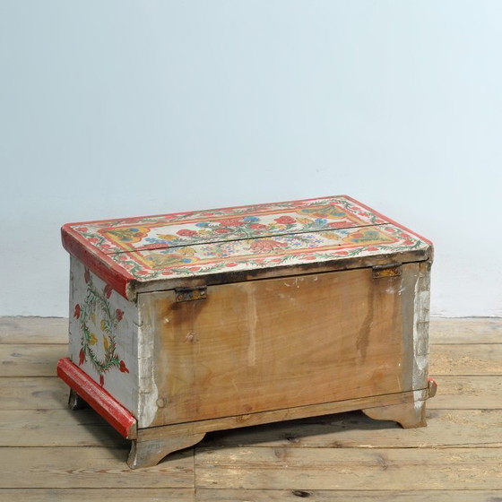 Image 1 of Pequeño cofre de arte popular, circa 1930.