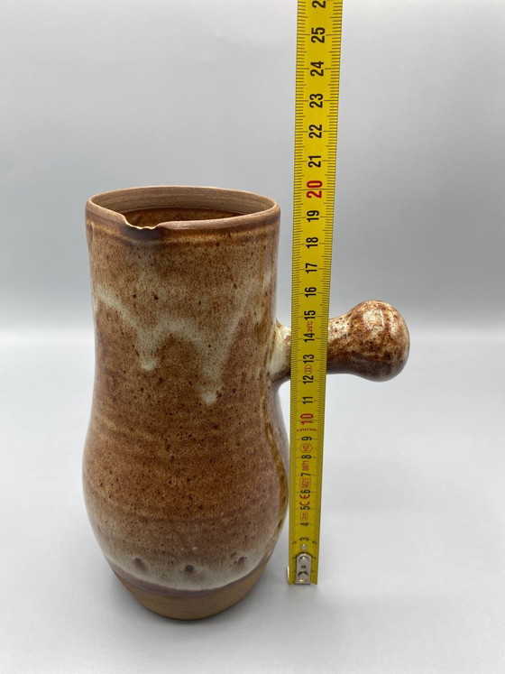 Brocca in gres smaltato marrone e crema, con manico laterale a forma di sfera, Studio Ceramic. – Stoviglie (photo 3 of 6)