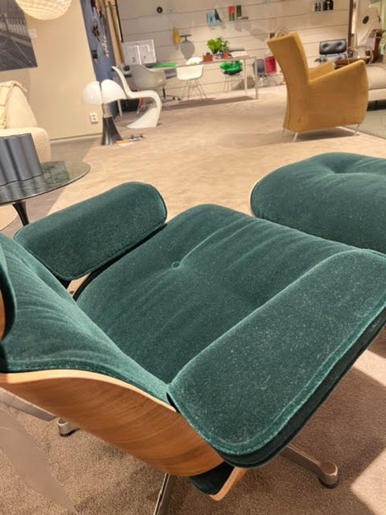 Eames Lounge Chair XL with Ottoman Calma Pine Green – Vitra, Armchairs (photo 4 of 7)