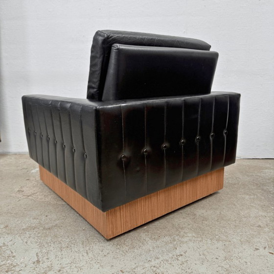 Image 1 of Sillón de diseño moderno de mediados de siglo en cuero negro con pedestal de madera.