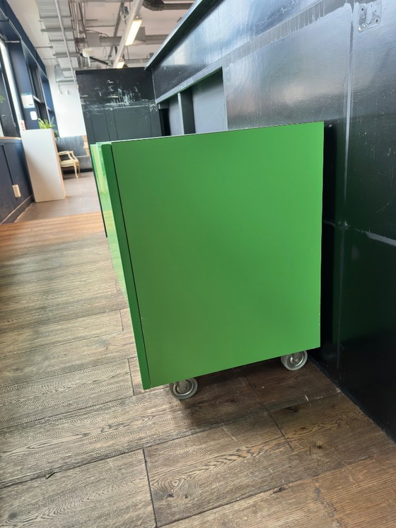 Image 1 of Aparador de 4 puertas verde brillante