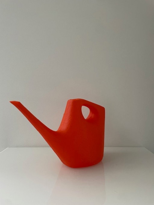 Leuchtend orangefarbene Retro-Gießkanne aus Kunststoff aus den 1950er und 1960er Jahren