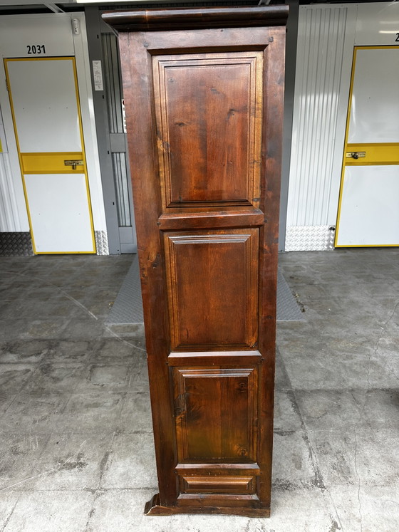 Image 1 of Antiker Kleiderschrank/Schrank im spanischen Stil aus Massivholz mit geschnitzten Paneelen
