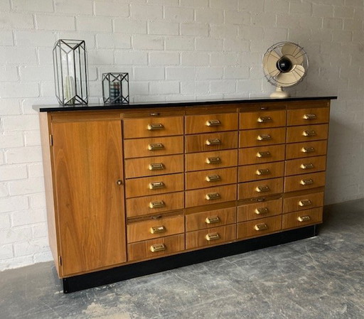 Armoire de pharmacie vintage Mid Century, armoire d'apothicaire, commode.