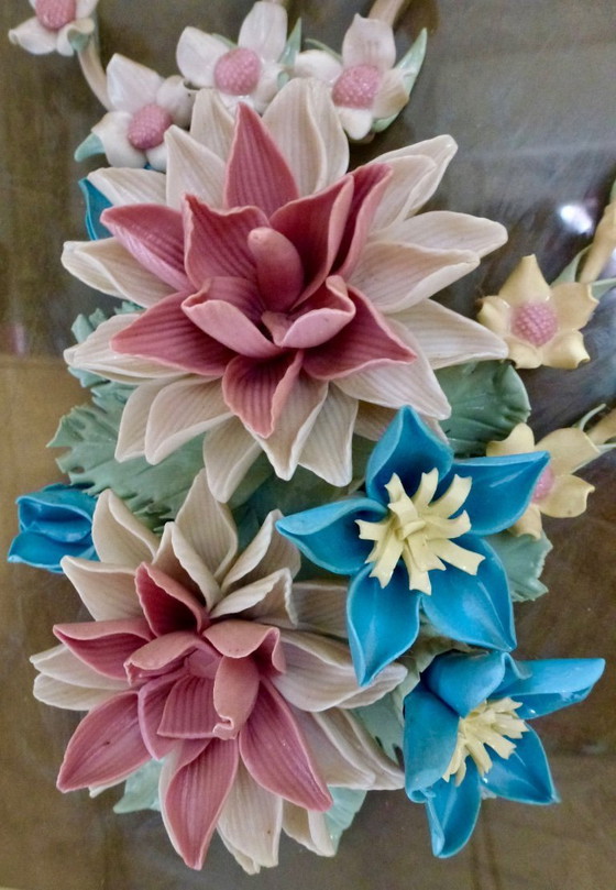 Image 1 of Quadro in porcellana d'epoca con fiori applicati molto finemente...,