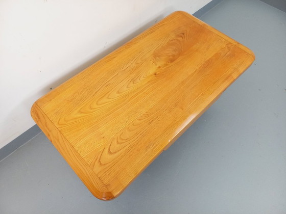 Image 1 of Vintage brutalistische rechthoekige salontafel van massief iepenhout met lade uit de jaren 70.