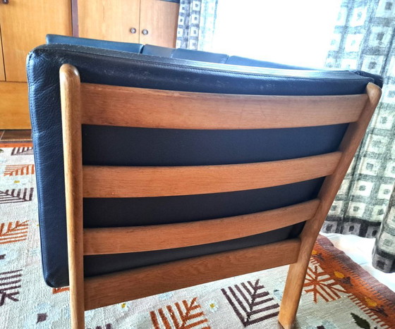 Divano a tre posti Getama in pelle blu scuro e legno di quercia, Hans Wegener GE 280 for GETAMA 1980 (foto 2 di 10)