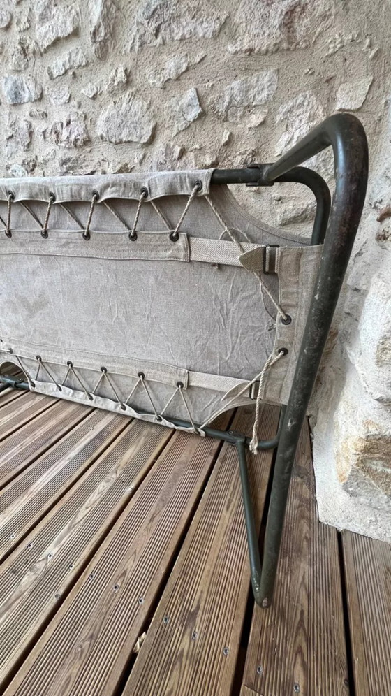 Image 1 of Vintage opklapbaar militair veldbed van kaki groen canvas en metaal.