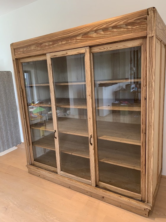 Image 1 of Armario antiguo restaurado para ropa blanca de pino con puertas corredizas de cristal.