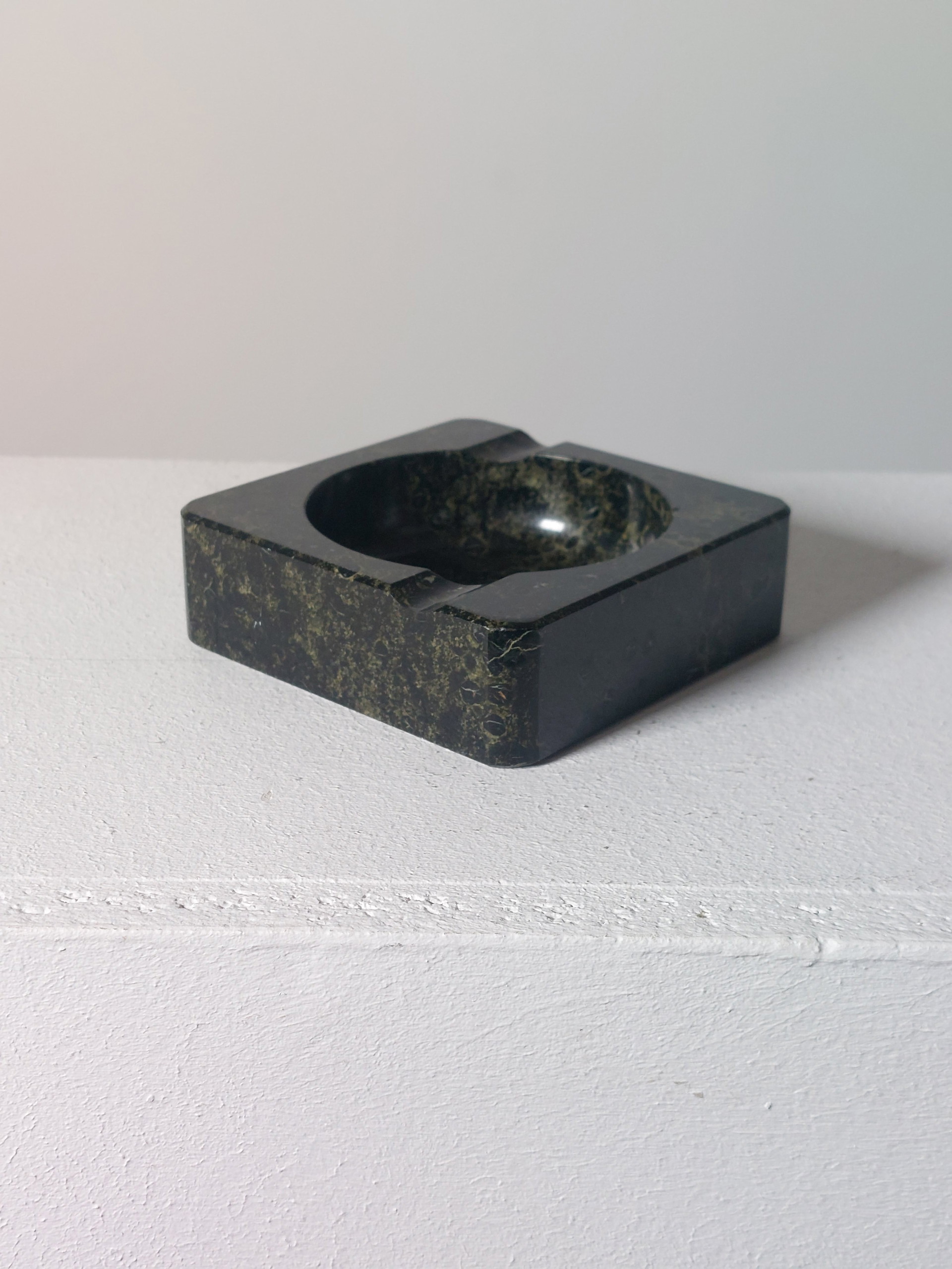 Elegant black handmade vintage marble ashtray | €55 | Whoppah