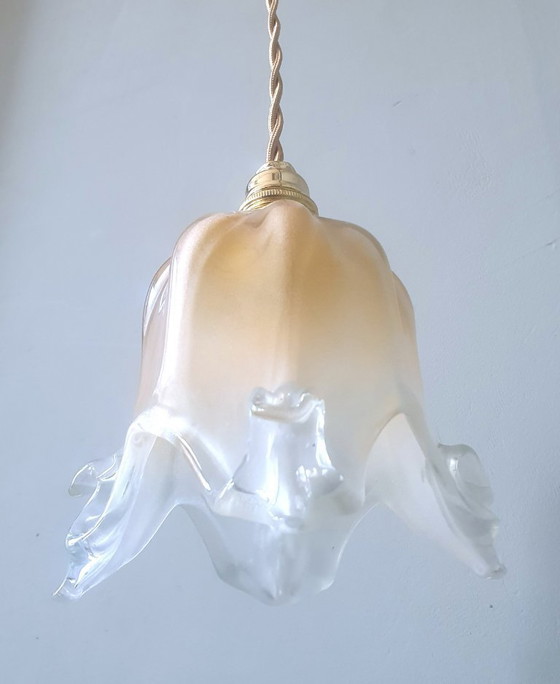 Image 1 of Lampada a sospensione vintage in Murano dalla forma a campana morbida e ondulata.