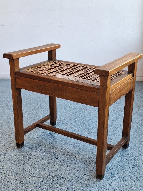 Image 1 of Conjunto de dos sillas bajas y mesa de centro de la Escuela de Ámsterdam.