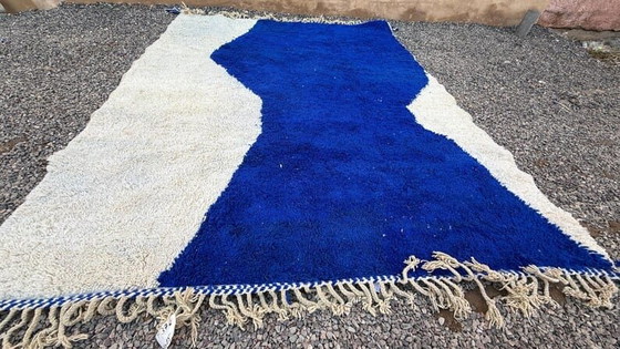 Alfombra tradicional marroquí hecha a mano, azul y blanca, tamaño 250/350 cm. – Ahrend, Wool (photo 8 of 10)