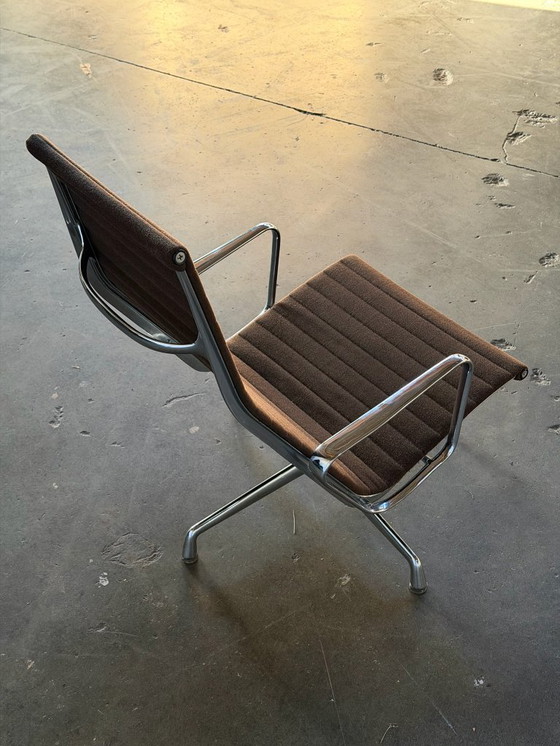 Image 1 of Vitra Eames EA124 | Hopsak