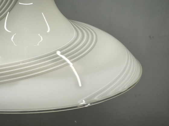 Lámpara colgante de cristal de Murano italiano de los años 70 con diseño de remolino y latón (photo 3 of 11)