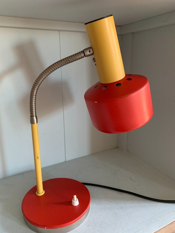 Image 1 of Lampe de bureau vintage rouge et jaune des années 80 (danoise)