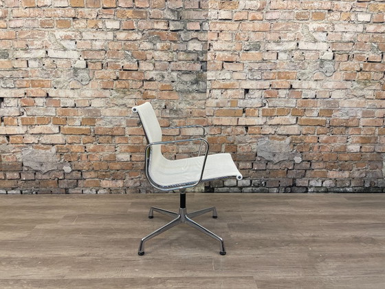 Image 1 of Vitra EA108 Blanco