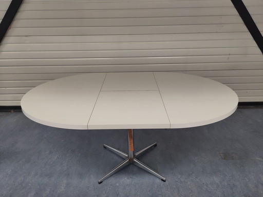 Pastoe extendable dining table