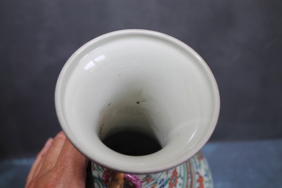 Image 1 of Vaso cinese a balaustra in celadon decorato a mano con marchio di sigillo