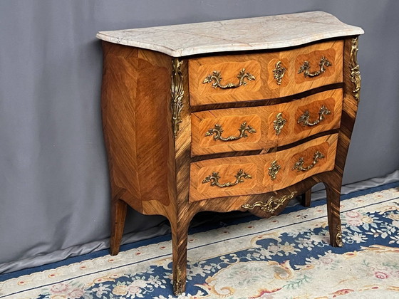 Commode in Lodewijk XV-stijl met palissanderfineer, verguld bronzen beslag en marmeren blad. – Ladekasten (photo 3 of 6)