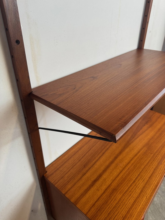 Image 1 of Deens teakhouten wandsysteem – minimalistisch modulair ontwerp