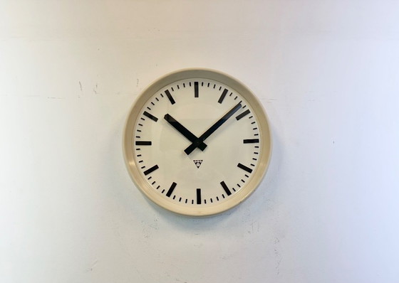 Image 1 of Grande orologio da parete industriale in bachelite di Pragotron, anni '60