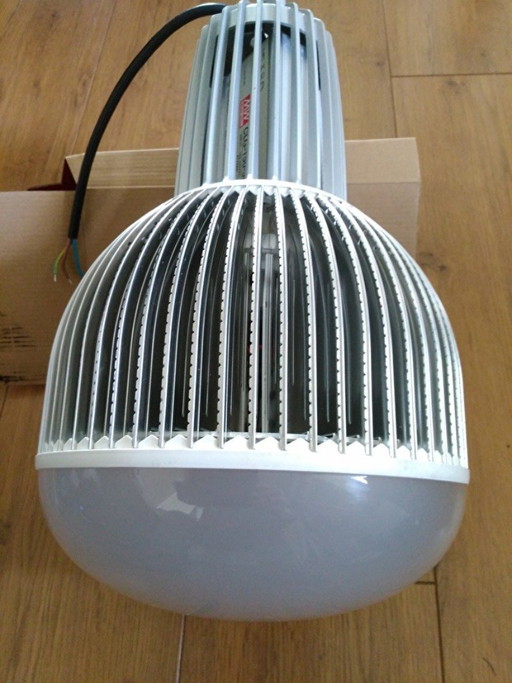 Illuminazione a sfera LED per grandi spazi