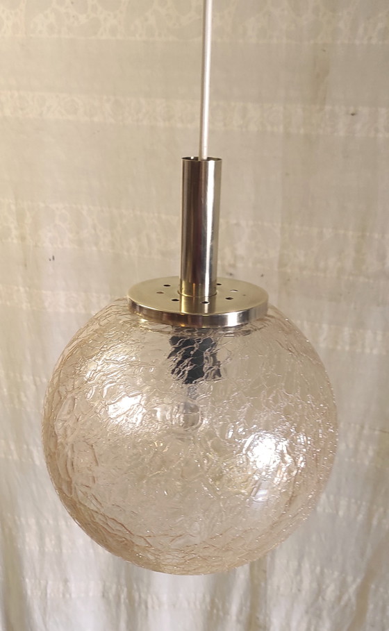 Image 1 of Lámpara colgante de diseño de los años 70 en cristal ámbar y latón dorado.
