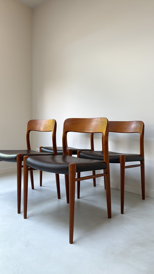 Cuatro sillas de comedor de diseño danés vintage en madera de teca, obra de Niels O. Møller.