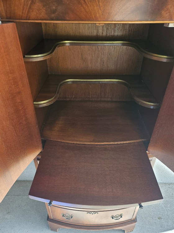 Image 1 of Barkast massief notelaar 