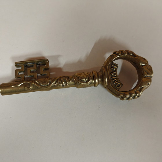 Image 1 of Vintage messing kurkentrekker en flesopener – sleutelvormig "VERITAS IN VINO"-design