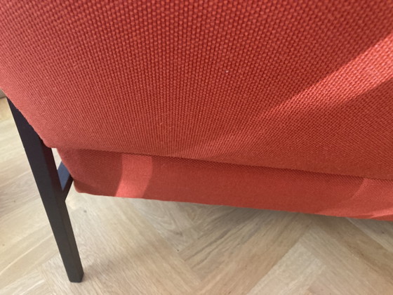Design 3-Sitzer Sofa - Oranger Bezug - Schwarzes Metallgestell - Holzarmlehnen – 3-5 Sitzer Sofas, Textile (photo 7 of 10)