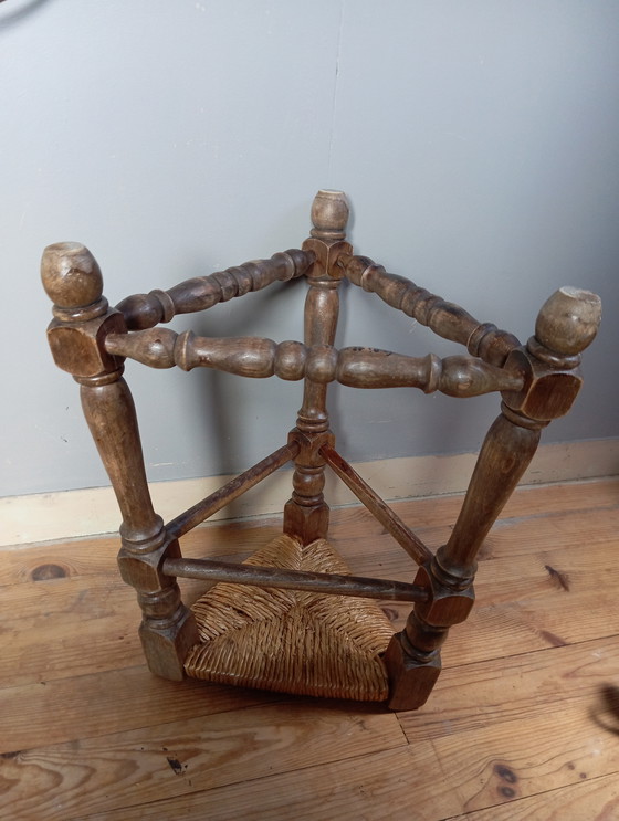 Image 1 of Dreibeiniger Hocker aus geschnitztem Massivholz, Sitzfläche aus Stroh, Neo-Baskischer Stil, Frankreich