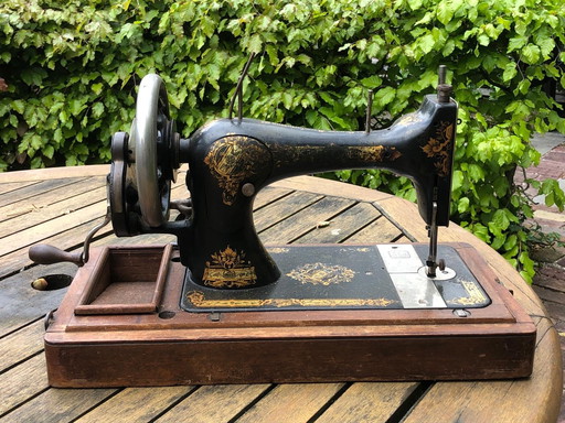 Singer-Nähmaschine mit Haube aus dem Jahr 1900