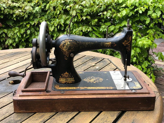 Image 1 of Singer-Nähmaschine mit Haube aus dem Jahr 1900