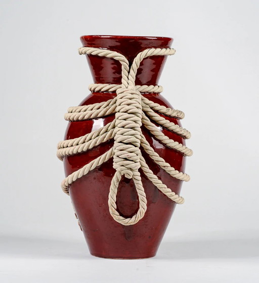 Jarrón de cerámica rojo y cuerda clara Italia 1950